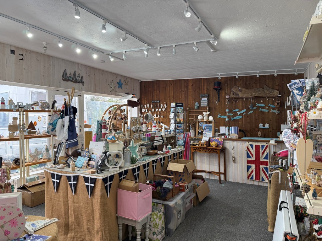 Lot: 82 - FREEHOUSE PUBLIC HOUSE, CAFÉ, OWNERS ACCOMMODATION, SOUVENIR SHOP, OUTSIDE AREAS AND PARKING - Inside souvenir shop